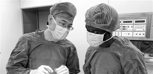 Traducerea desenelor 2D/3D în conformitate globală pentru ace de biopsie